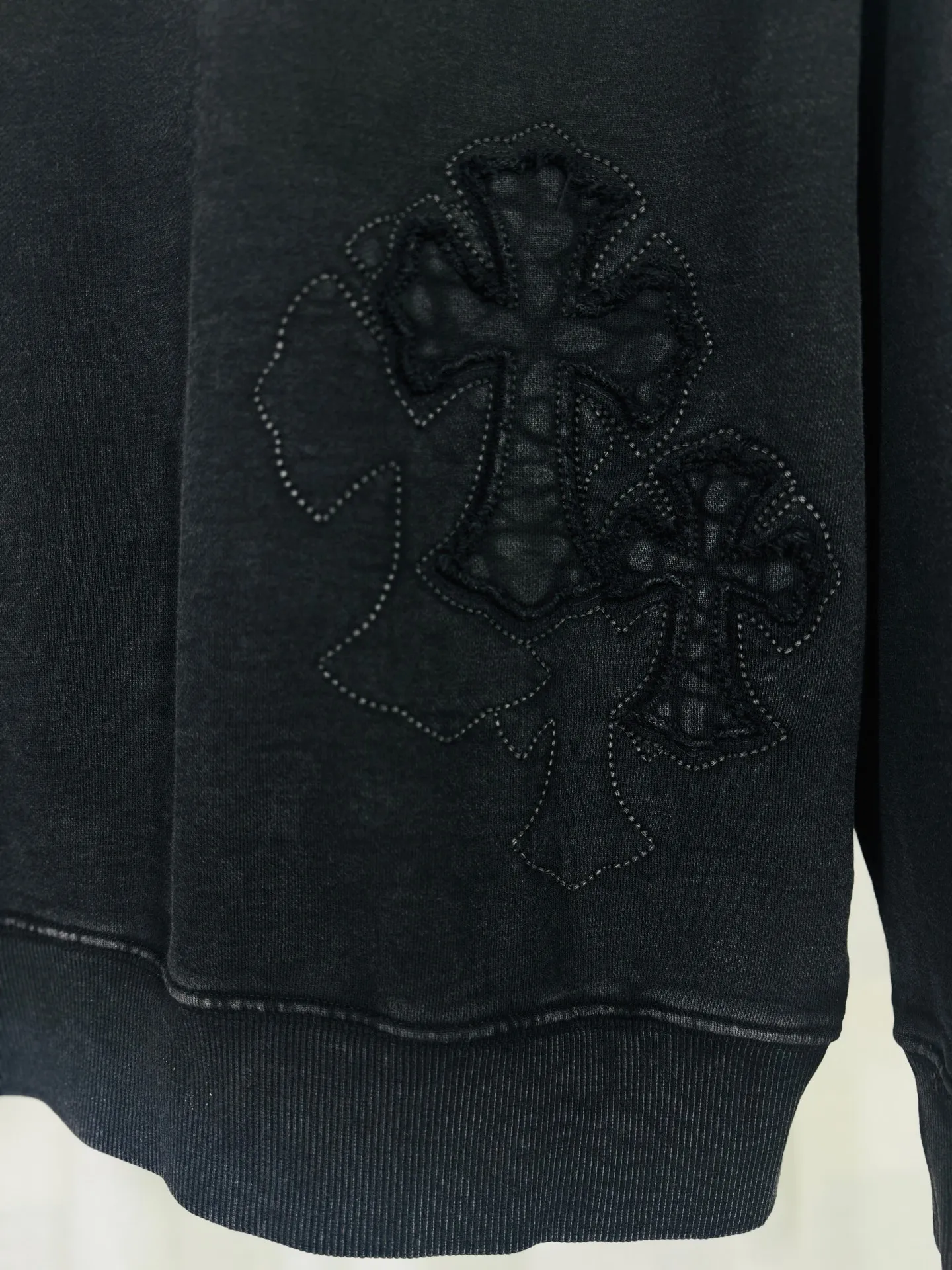 P260 top version, real shot without P, ​​different from market currency) 𝗖𝗵𝗿𝗼𝗺𝗲 𝗛𝗲𝗮𝗿𝘁𝘀/Cro Heart 2025 washed patch embroidery autumn and winter new original single counter American laser burnt 3D three-dimensional color embroidered couple casual sweatshirt 👑The highest version! Customized fabric 430g tripe terry fabric! American acid-washed and distressed original fabric laser burnt ✟appliqué embroidery and exquisite embroidery of letters! The best-selling model in the counter, very comfortable to wear. Accessories: original molded and authenticated collar label➕100% silk wash label. Genuine purchase-grade original hangtag➕matching hanging rope➕3D hanging beads➕original packaging bag. Craftsmanship: The original version has consistent wiring! The highest version of the armhole matching technique! Color: Pink Black Size: S M L XL Style No.: 9311
